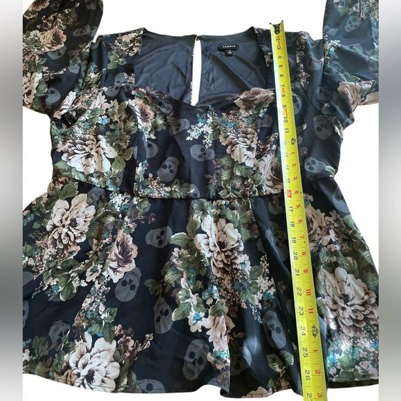 Torrid Flowers and Skull Print Blouse Peplum Crepe Sweetheart Neck Womens 2X - Picture 11 of 12